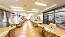 広々とした介護施設の食堂