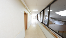 介護施設内の廊下と部屋の一部