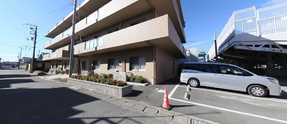 介護施設の外観と近隣風景