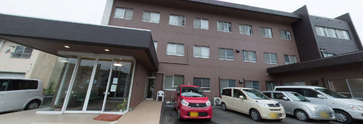介護施設の外観と駐車場