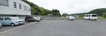 広々とした介護施設の駐車場と建物