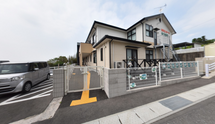 介護施設外観とアクセス道路