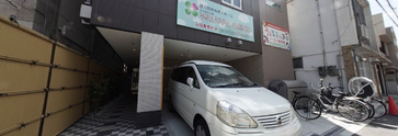 介護施設のエントランスと通り