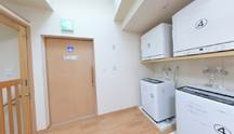 洗濯設備が整った室内