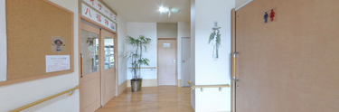 ケアホームの広々とした受付