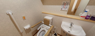 介護施設にある清潔なトイレの内部