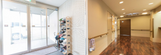 介護施設の廊下と収納ロッカー
