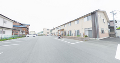 清潔感のある施設外観と周辺