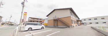 介護施設の外観と通り