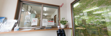 介護施設の受付と待合スペース