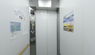 エレベーターホールと掲示物