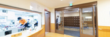 明るく清潔感のある介護施設内部