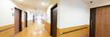 施設内の綺麗な廊下の風景