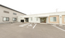 ケアホームの外観と駐車スペース