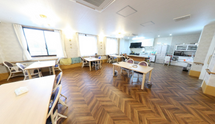 介護施設の広々としたリビング
