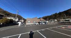 施設の外観と駐車スペース