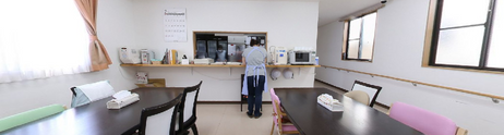 施設内の食堂と作業スタッフ