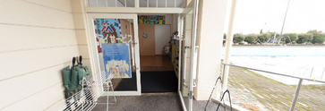 介護施設の玄関とその周辺