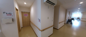 施設内の清潔な通路の風景