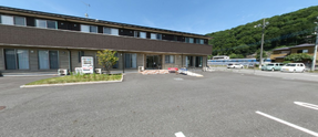 介護施設の駐車場と建物