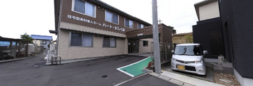 介護施設の外観と配送車