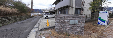 施設周辺の道路と建物