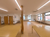 広々とした介護施設の共用室