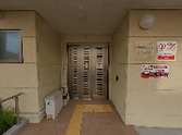 明るい介護施設の入口