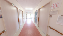 介護施設の廊下と手すり