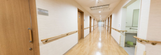 ケアホームの明るい通路