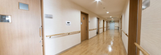 明るく清潔な介護施設の廊下