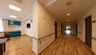 広々とした明るい廊下