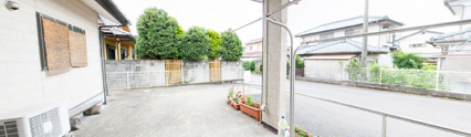 介護施設の外観と植物