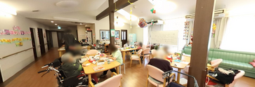 ケアする手と共にある笑顔