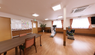 ゆったりした介護施設の食堂