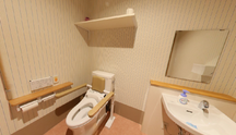 介護施設内の清潔なトイレスペース