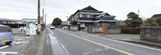 介護施設前の街角と駐車場
