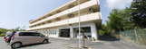 施設外観と職員用駐車場