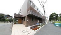 清潔で広い施設の入口
