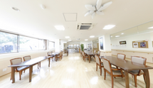 広い共用ラウンジの日中