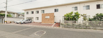 介護施設周辺の道路と建物
