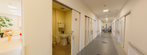 介護施設の明るい室内通路