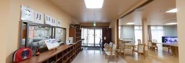 広々とした介護施設の内観