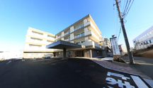 介護施設の外観と駐車場