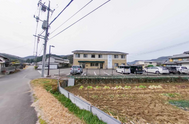 閑静な田舎道、周囲に家々