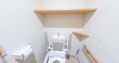 手すり付きの清潔なトイレ