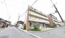 介護施設の外観と住宅街