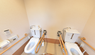 バリアフリーの洗面台とトイレ設備
