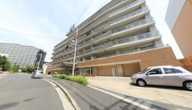 明るい介護施設の外観