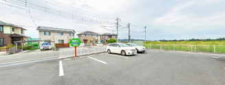 介護施設の外観と駐車スペース